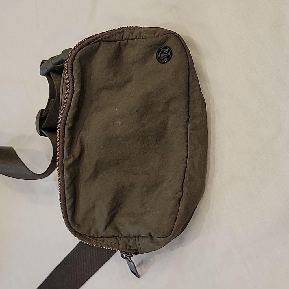 Lululemon Everywhere Belt Bag Army Green - Picture 9 of 13